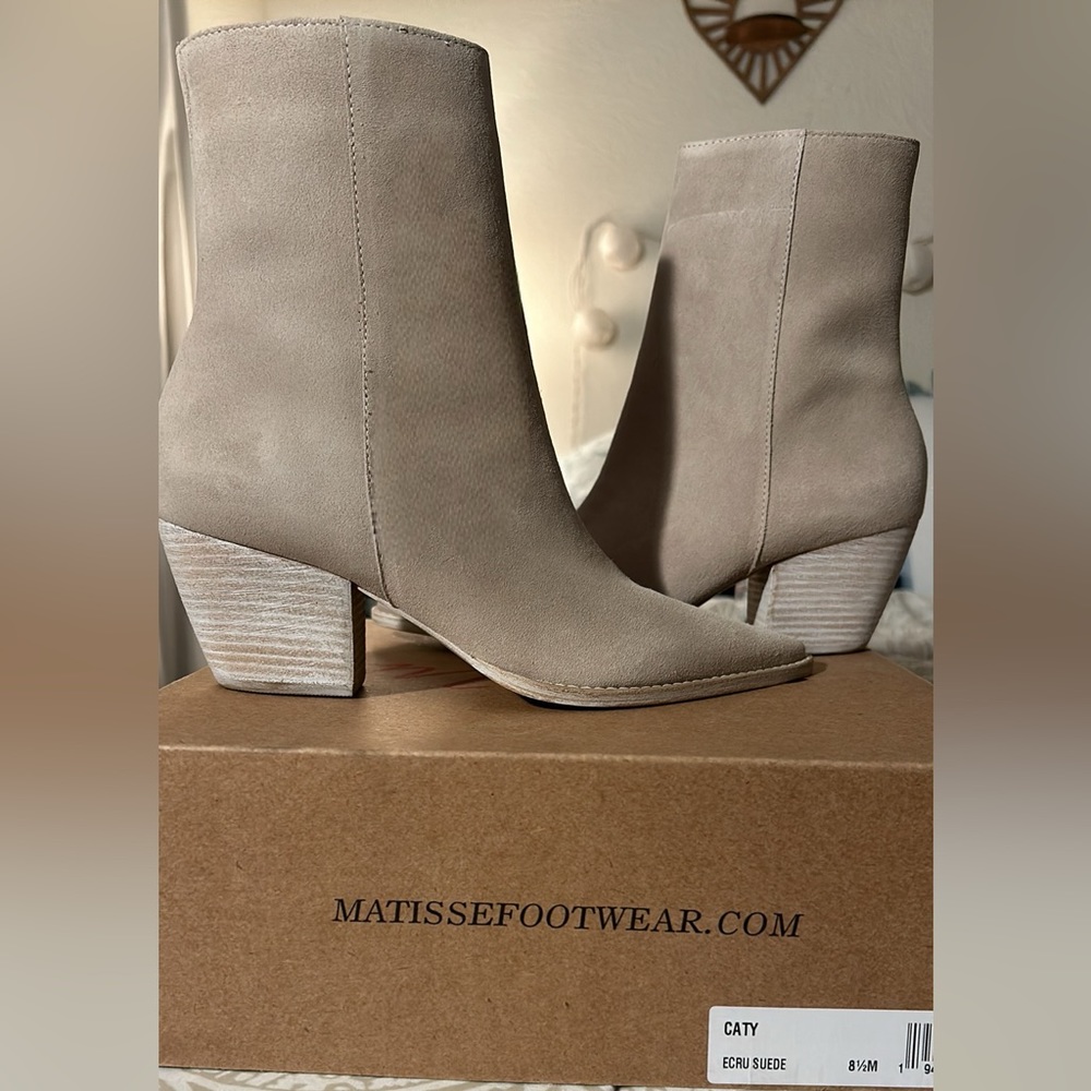 ❌️SOLD❌️Matisse Caty Boots Ecru Suede Block Heel Western Inside Zipper NIB - Picture 13 of 14
